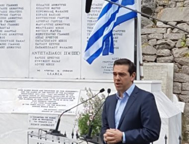 Με φόντο τις σήραγγες η ομιλία του Αλ.Τσίπρα στα Τέμπη - Κατέθεσε στεφάνι στο μνημείο της Εθνικής Αντίστασης (φωτό, βίντεο)